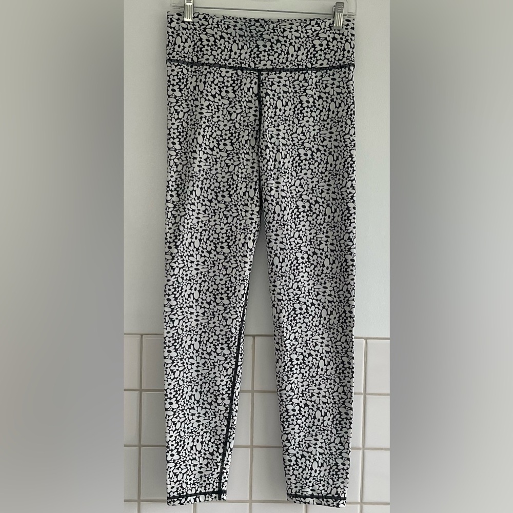 Black and White Daisy Print Legging size: Large NWOT